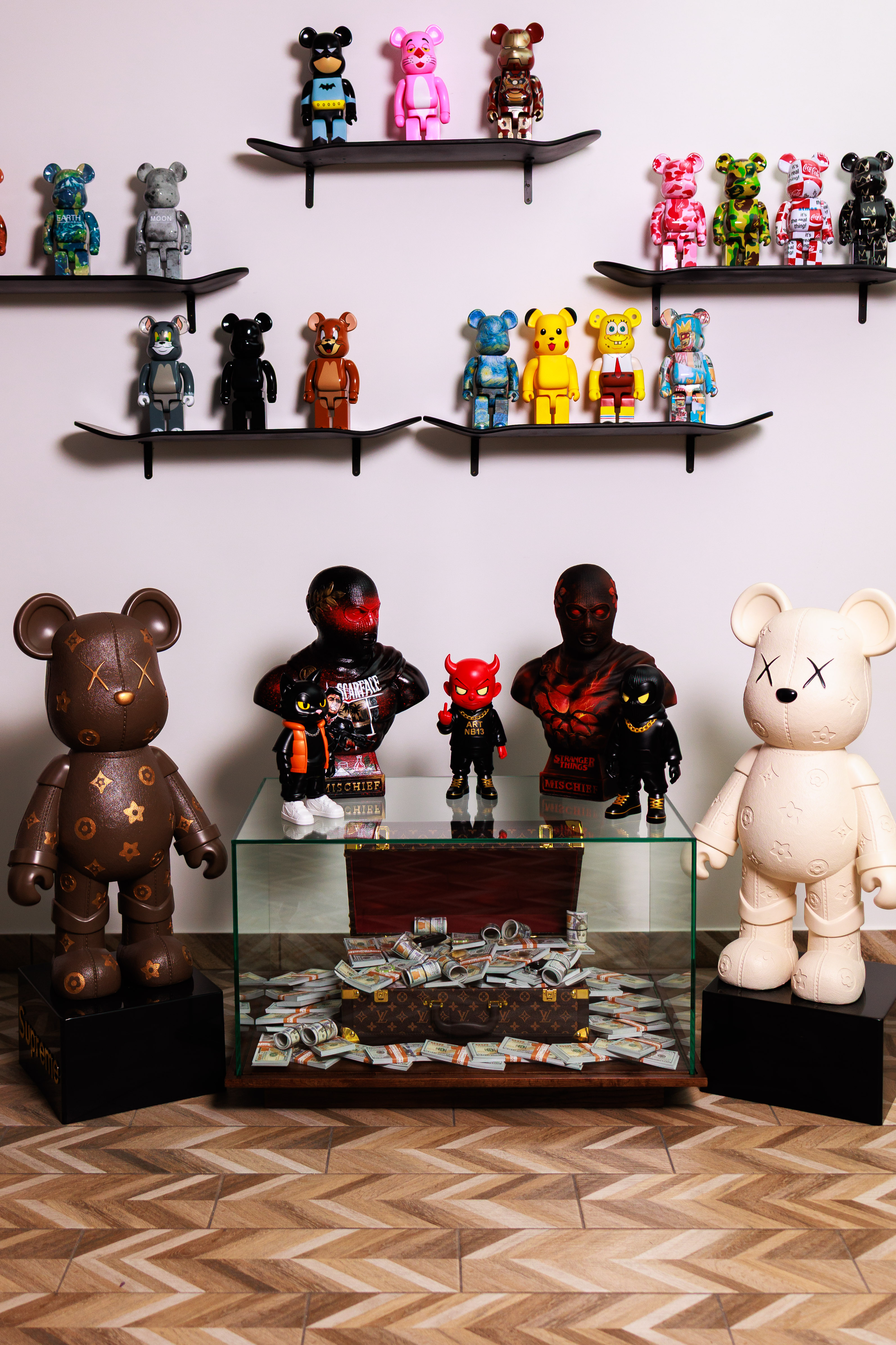 Галерея постерів і дизайнерські фігурки